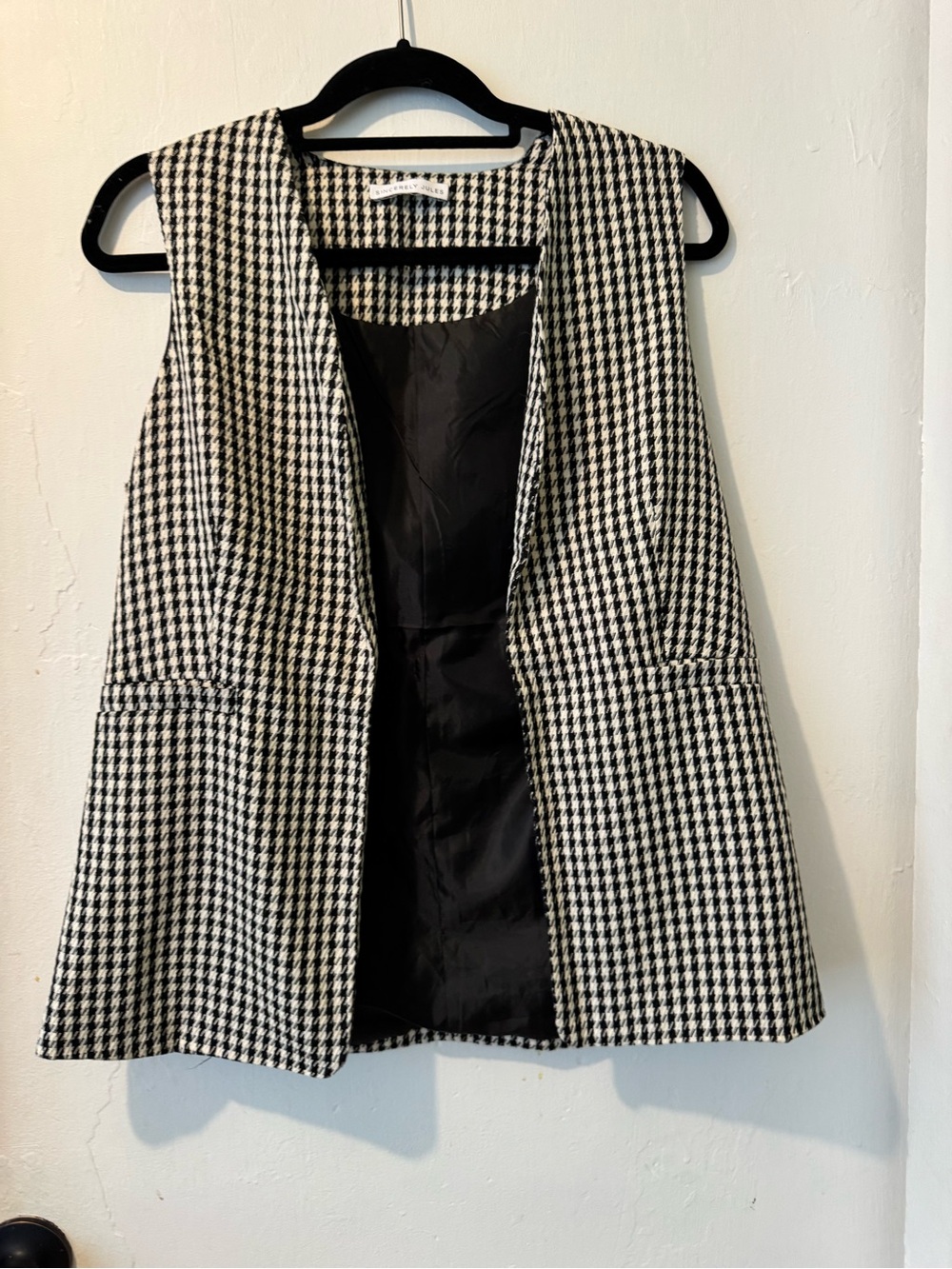 Sincerly Jules Black & White Houndstooth Sleeveless Vest